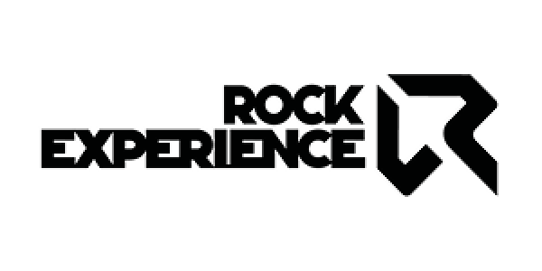 Schwarzes „Rock Experience“-Logo mit fetten Buchstaben neben einem eckigen Emblem, das einem stilisierten „R“ ähnelt und einen modernen und abenteuerlichen Eindruck vermittelt.